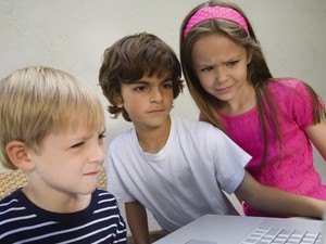 Alat Bantu untuk Pantau Anak Internetan