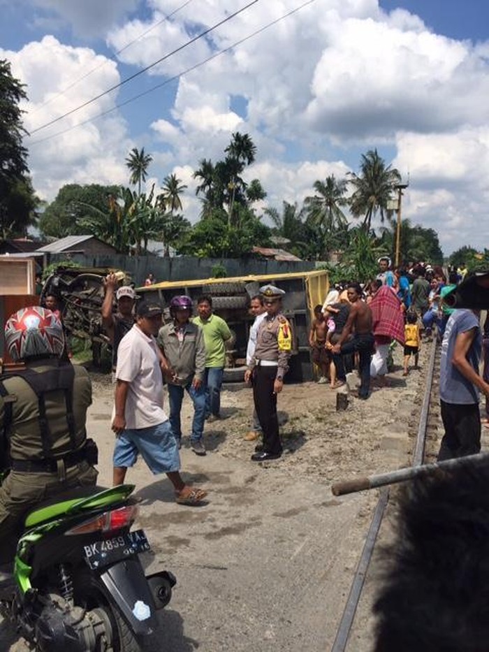 Kereta Api Tabrak Truk di Sumut, 1 Orang Tewas