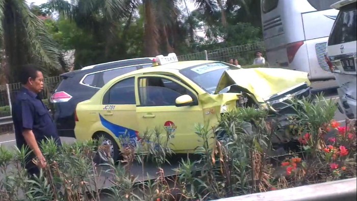 Taksi Hantam Alphard Putih di Tol Bandara, Macet 2 Km