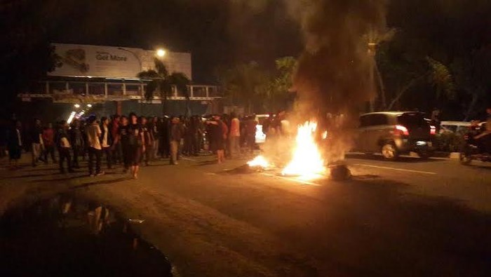Polisi Bubarkan Massa HMI yang Blokade Jalan dan Bakar Ban di Pekanbaru