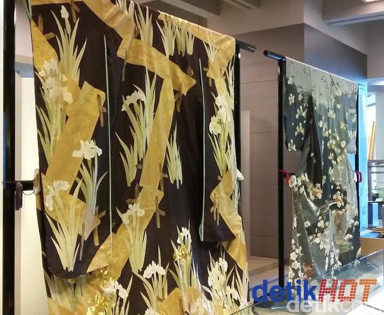 Lukisan Kisah 12 Zodiak Tiongkok dan Kucing yang Dilupakan di Atas Kimono Lukisan Kisah 12 Zodiak Tiongkok dan Kucing yang Dilupakan di Atas Kimono