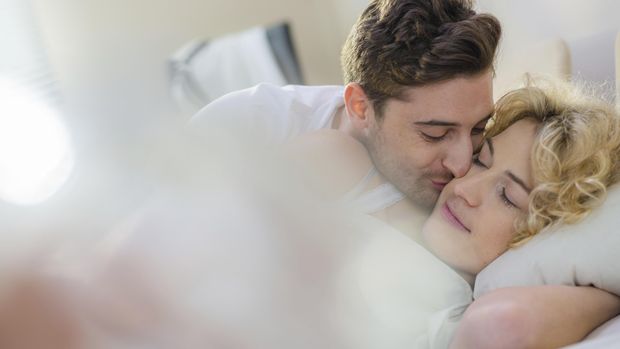 Gaya bercinta doggy style dilakukan dengan istri berlutut seperti merangkak membelakangi suami. (Foto: Ilustrasi/Thinkstock)