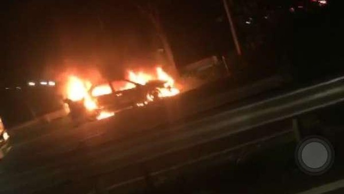 Api di Sedan yang Terbakar di Tol Meruya Padam, Lalin Ramai Lancar