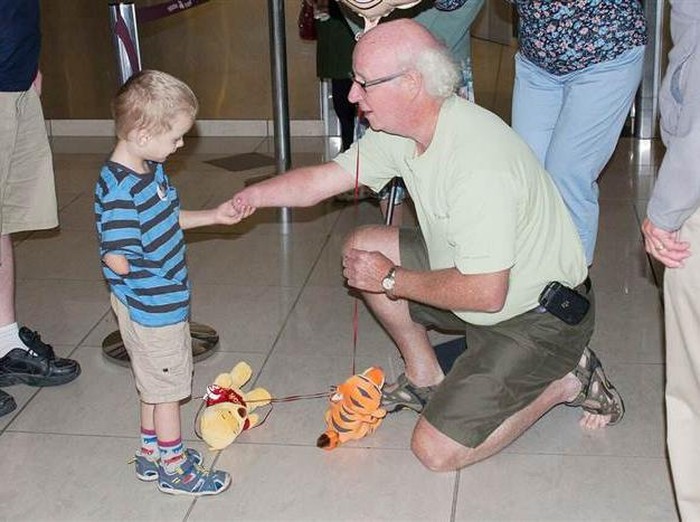 Haru! Ketika Kakek dan Cucu yang Sama-sama Tak Punya Tangan Kanan Bertemu