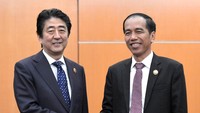 Ini momen saat Presiden Jokowi berjabat tangan dengan Shinzo Abe di KTT ASEAN, Malaysia, pada 2015 lalu. Pool/Birosetpres/Cahyo.