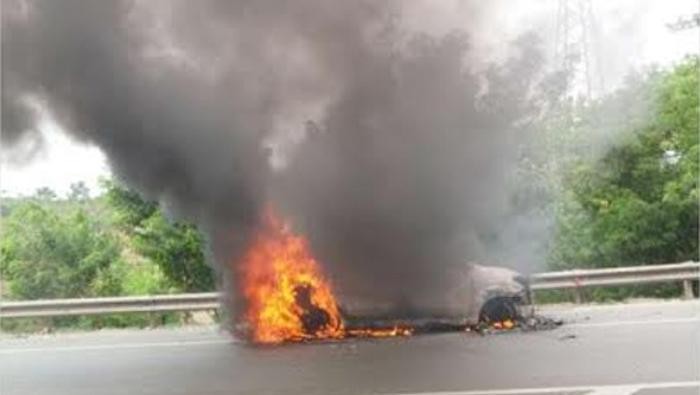 Mobil Terbakar di Tol Jakarta-Cikampek, Lalu Lintas Macet 1 Km