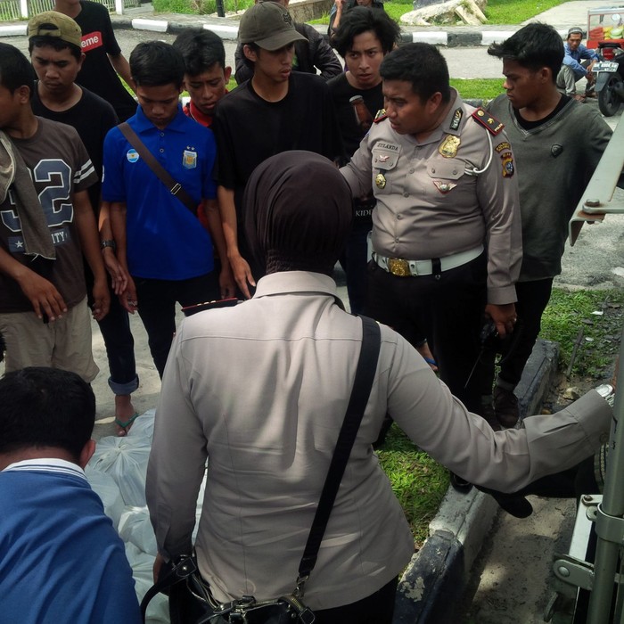 Polisi Beri Nasi Bungkus untuk Massa HMI yang Kelaparan di Kongres Pekanbaru