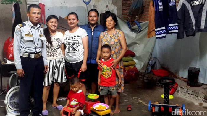 Ketulusan Iskandar Pak Dishub Paku yang Mengasuh 3 Anak Yatim Piatu