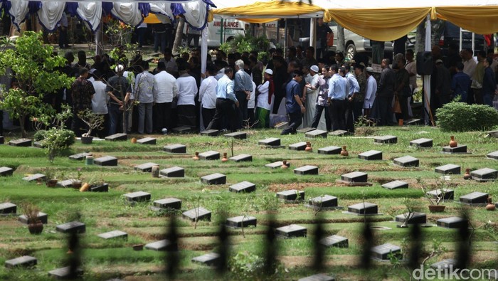 Dihadiri Sejumlah Tokoh, Pemakaman Ibunda Reza Chalid Berlangsung Khidmat