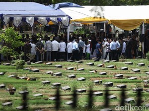 Dihadiri Sejumlah Tokoh, Pemakaman Ibunda Reza Chalid Berlangsung Khidmat