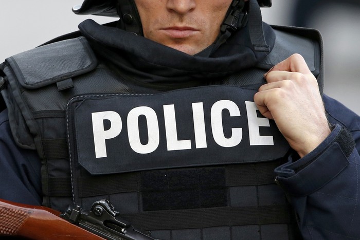 Ilustrasi Polisi An armed French policeman secures the scene at the raid zone in Saint-Denis, near Paris, France, November 18, 2015 to catch fugitives from Friday nights deadly attacks in the French capital. REUTERS/Benoit Tessier