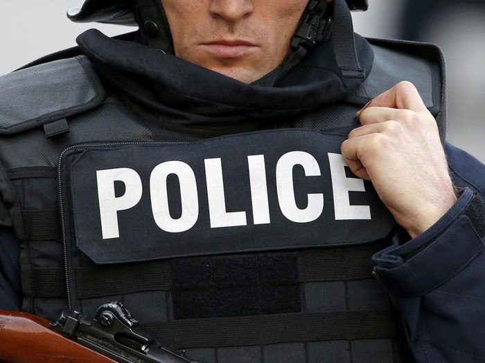 An armed French policeman secures the scene at the raid zone in Saint-Denis, near Paris, France, November 18, 2015 to catch fugitives from Friday nights deadly attacks in the French capital. REUTERS/Benoit Tessier