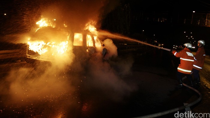 Api kebakaran mobil . dikhy sasra/ilustrasi/detikfoto