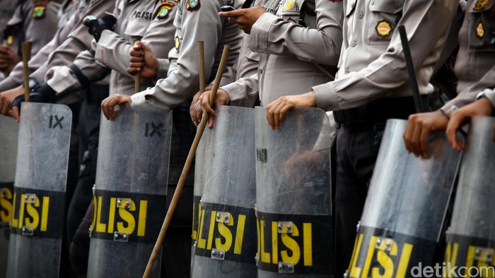 BArikade polisi menggunakan tongkat dan tameng. dikhy sasra/ilustrasi/detikfoto