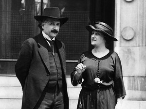 Para Perempuan Einstein