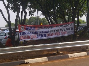 Bertebaran Spanduk Minta MKD DPR Tak Lukai Rakyat, Beri Sanksi ke Novanto