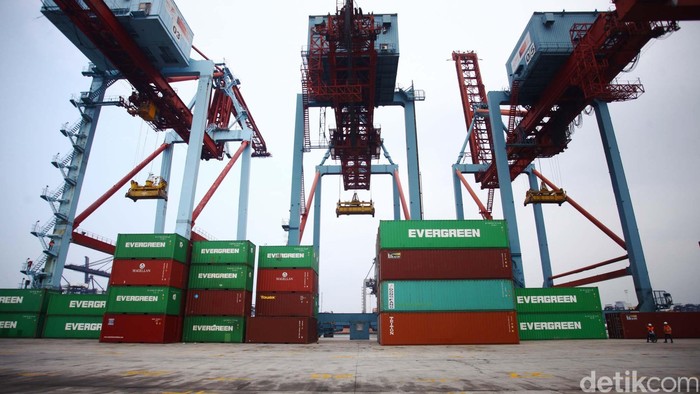 Suasana bongkar muat di Pelabuhan Tanjung Priok Jakarta Utara, Minggu (23/11/2015) kemarin. PT Pelabuhan Indonesia II optimis meraih cashflow atau arus kas sebesar 246 juta dollar Amerika dari sewa JICT, Terminal Koja dan CT1 New Priok. Perbaikan demi perbaikan dari segala lini untuk mewujudkan Pelabuhan terbaik ditingkat dunia terus dibenahi oleh PT Pelindo meskipun sampai saat ini dwelling time di Priok masih tinggi. Dewan Pelabuhan Tanjung Priok (DPTP) masih kecewa dengan belum dilaksanakannya Peraturan Menteri Perhubungan (Permenhub) Nomor 117/2015 tentang Pemindahan Barang yang melewati waktu penumpukan di Pelabuhan Tanjung Priok untuk menekan masa inap barang (dwelling time). (Foto: Rachman H