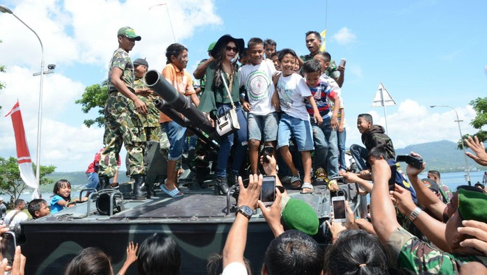 Asyiknya Warga Ambon Naik KRI dan Panser Anoa Bersama Prilly Latuconsina