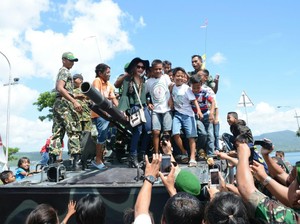 Asyiknya Warga Ambon Naik KRI dan Panser Anoa Bersama Prilly Latuconsina