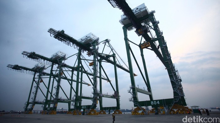 Suasana bongkar muat di Pelabuhan Tanjung Priok Jakarta Utara, Minggu (23/11/2015) kemarin. PT Pelabuhan Indonesia II optimis meraih cashflow atau arus kas sebesar 246 juta dollar Amerika dari sewa JICT, Terminal Koja dan CT1 New Priok. Perbaikan demi perbaikan dari segala lini untuk mewujudkan Pelabuhan terbaik ditingkat dunia terus dibenahi oleh PT Pelindo meskipun sampai saat ini dwelling time di Priok masih tinggi. Dewan Pelabuhan Tanjung Priok (DPTP) masih kecewa dengan belum dilaksanakannya Peraturan Menteri Perhubungan (Permenhub) Nomor 117/2015 tentang Pemindahan Barang yang melewati waktu penumpukan di Pelabuhan Tanjung Priok untuk menekan masa inap barang (dwelling time). (Foto: Rachman H
