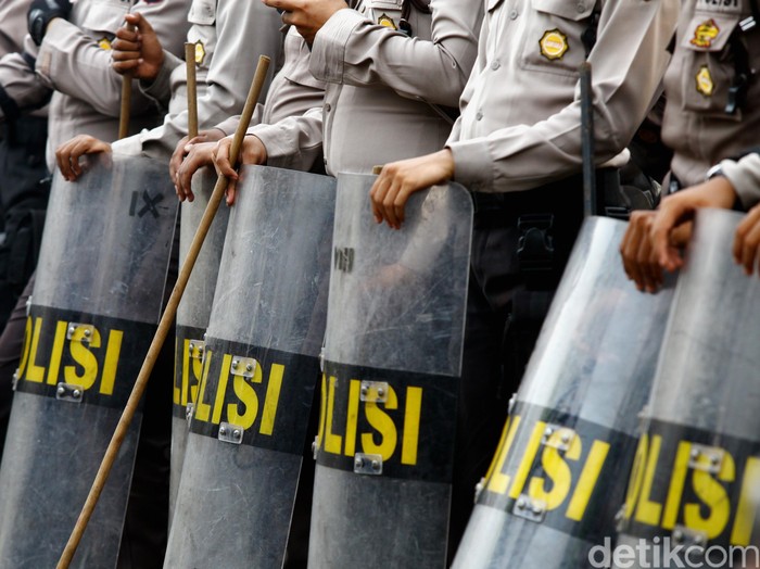 BArikade polisi menggunakan tongkat dan tameng. dikhy sasra/ilustrasi/detikfoto