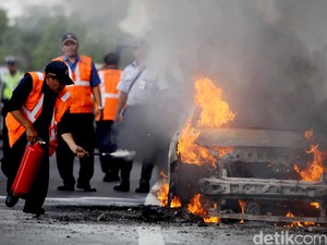 Mobil Terbakar di Tol Jatiwarna, Lalin Macet 3 Km