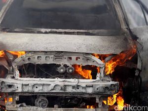 Mobil Jip Terbakar di Parkiran Mal Jaksel, Diduga karena Bocor Selang Bensin