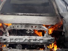Mobil Jip Terbakar di Parkiran Mal Jaksel, Diduga karena Bocor Selang Bensin