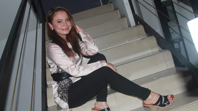 rossa girang dapat kalung berlian rossa girang dapat kalung berlian