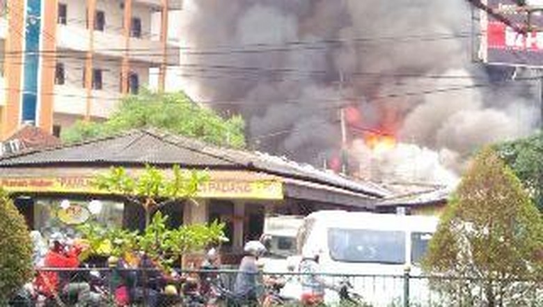 Kebakaran di  Samping Unpam Bersumber dari Toko  Bangunan  