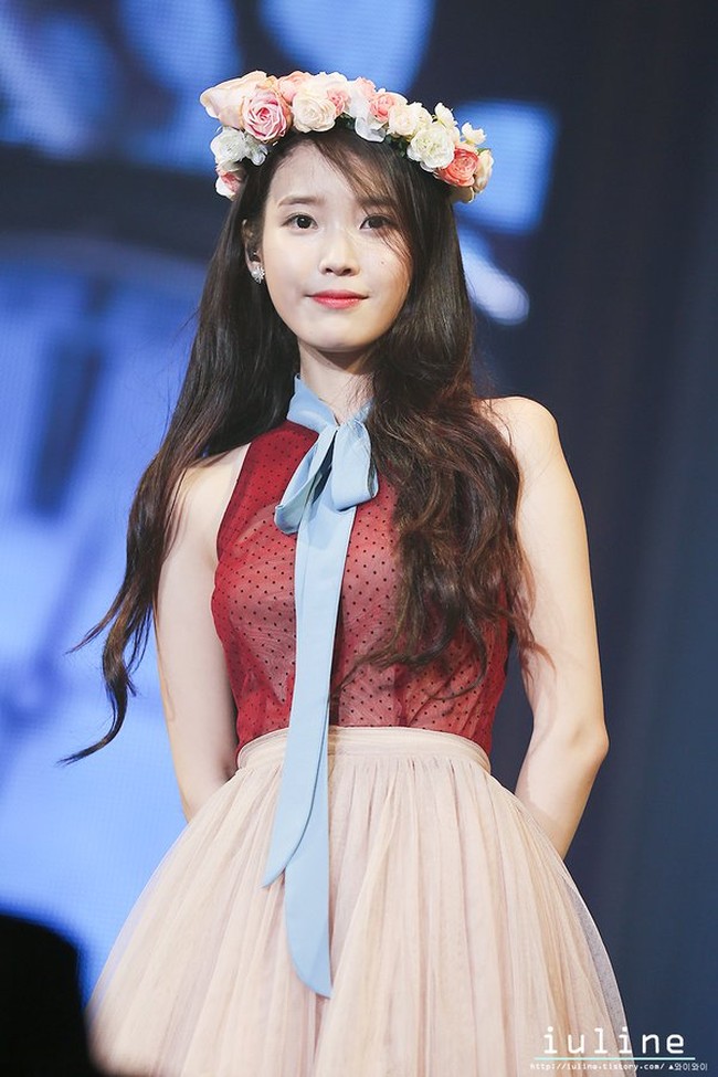 IU sempat memelihara rambutnya hingga panjang sepinggang. Ia kerap menatanya bergelombang. Foto: IULINE.