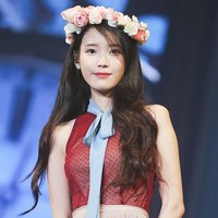 IU sempat memelihara rambutnya hingga panjang sepinggang. Ia kerap menatanya bergelombang. Foto: IULINE.