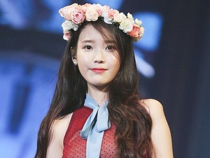 Senangnya IU Disaksikan Pacar Saat Konser di Seoul