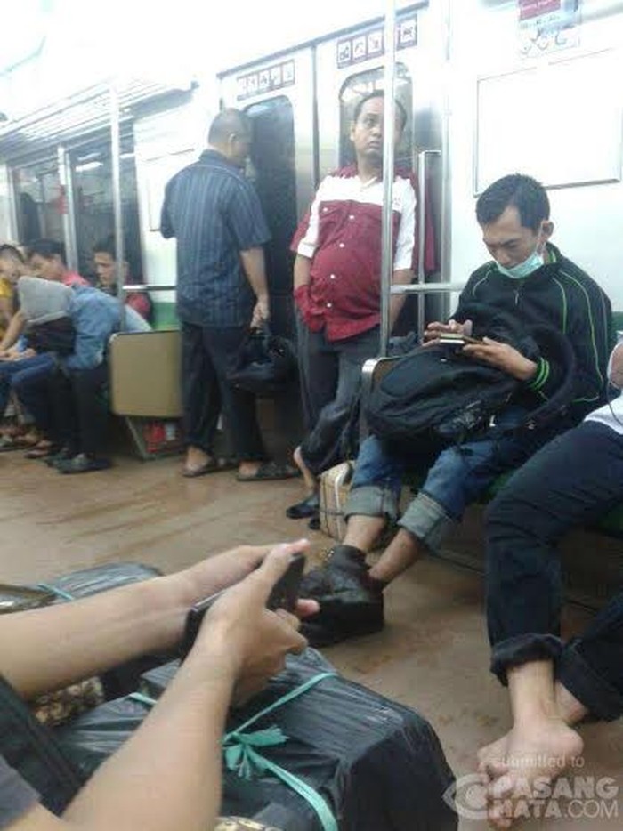 Jalur Kereta Arah Bogor Tertimbun Longsor, Ratusan Penumpang Turun di Jalan