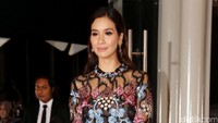 Marsha cantik kenakan dress floral dari Biyan Biyan.