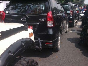 Acara Wisuda di Tebet Bikin Macet karena Mobil Parkir di Tengah Jalan