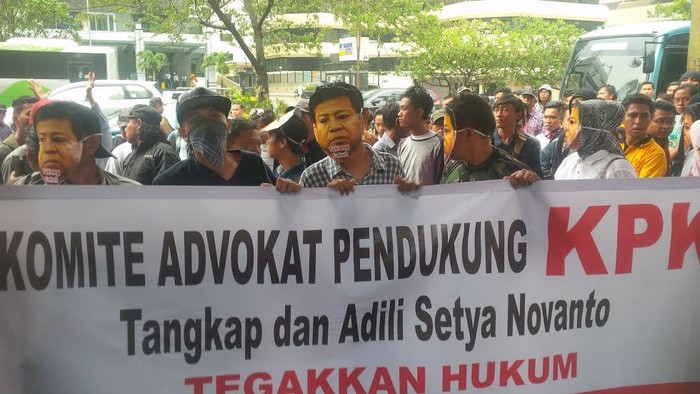 Pendemo Sambangi KPK Minta Kasus Setya Novanto Diusut Tuntas