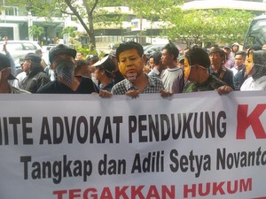Pendemo Sambangi KPK Minta Kasus Setya Novanto Diusut Tuntas