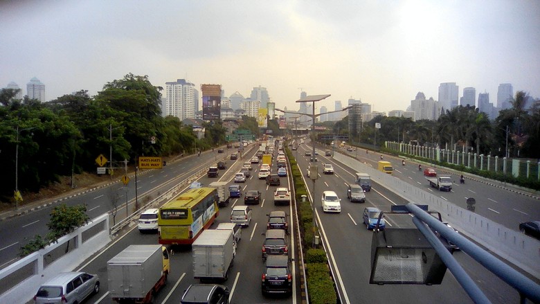 Tol Arah Bandara Soekarno-Hatta Macet 12 Kilometer