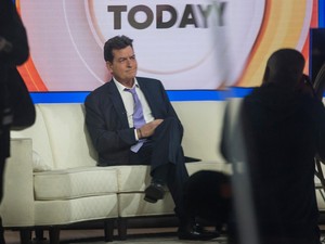 Pasca Mengaku HIV, Charlie Sheen Dikabarkan Punya Video Seks dengan Pria