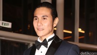 Sementara itu, Vino tampak gagah berjas dari Wonghang Tailor.