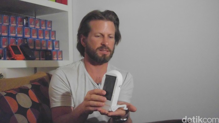 Melihat Panel Surya dalam Genggaman Tangan Buatan WN Australia