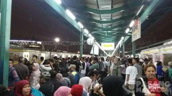 Jalur ke Bogor Tertimbun Longsor, Begini Riuhnya Antrean di Stasiun Manggarai