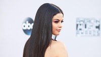 Selena Gomez juga jadi pusat perhatian saat memamerkan punggungnya yang seksi. Mark Davis/Getty Images/detikFoto.