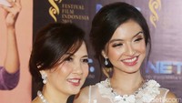 Tidak sendiri, artis kelahiran 4 Maret 1985 itu hadir bersama sang ibu.