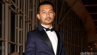 Suami Atiqah Hasiholan itu masuk ke dalam nominasi Aktor Terbaik lewat film Love and Faith.