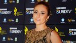 Wulan Guritno Elegan dengan Dress Songket