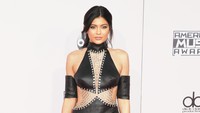 Memilih dress kulit berwarna hitam rancangan Bryan Hearns dipadu heels dari Tamara Mellon, Kylie Jenner terlihat sangat seksi. Jason Merritt/Getty Images/detikFoto.