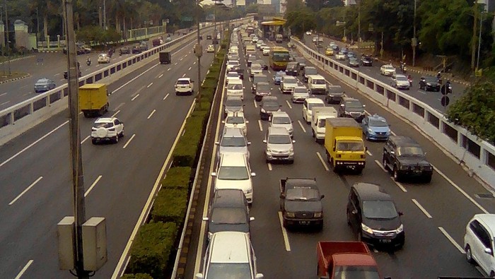 Ada Bus Mogok, Lalin Jatibening Arah Cikampek Macet 4 KM