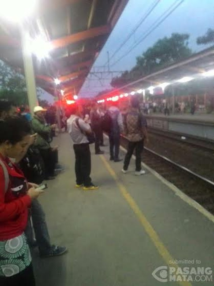 Ada Antrean, Commuter Line Arah Bogor Banyak yang Tertahan